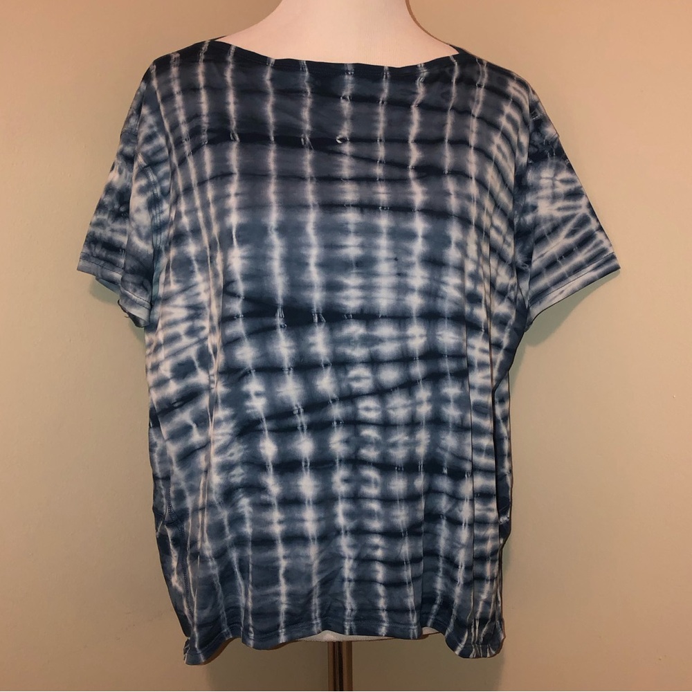 Lululemon Back In Action Shibori Square Ocean Air TR Navy Top NoTag Sz-(P2P-25”)